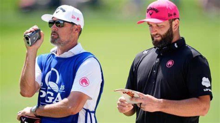 How much does Spieth's caddie make?