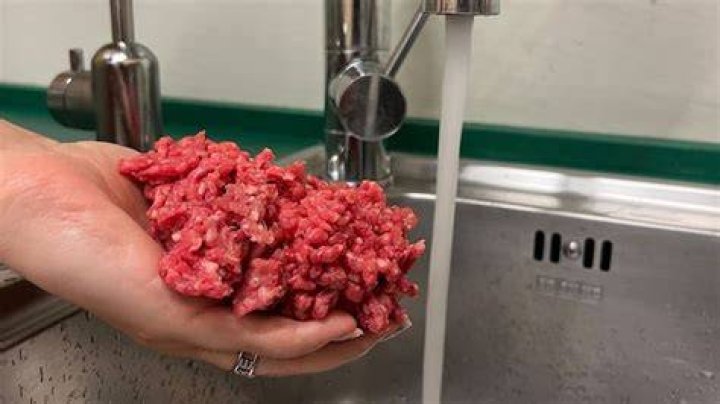 Should raw meat be rinsed before cooking?